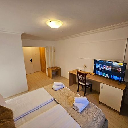 Hotel Royal Plaza By Timhotels Тимишоара Экстерьер фото